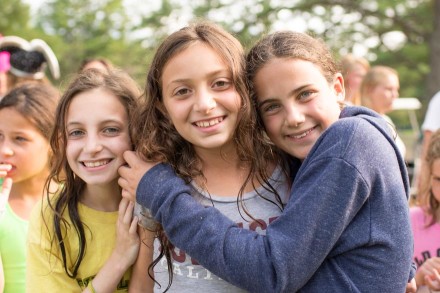 girls-friends-hug